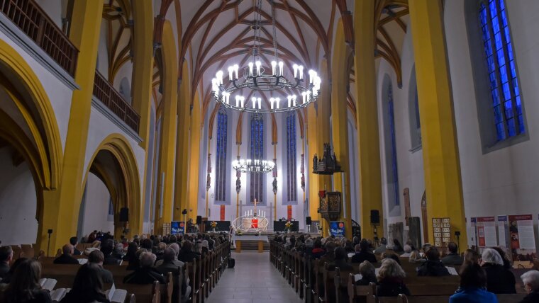 Besucher des Gottesdienstes in der Stadt- und Universitätskirche Jena