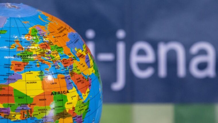 Blick auf einen Spielball, der die Erde darstellt