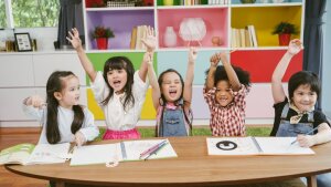 Mehrere Kinder an einem Schreibtisch