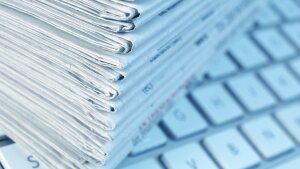 Zeitschriften auf Tastatur
