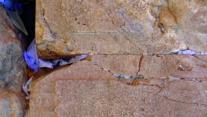Gebetszettel in der Westmauer des früheren jüdischen Tempels in Jerusalem