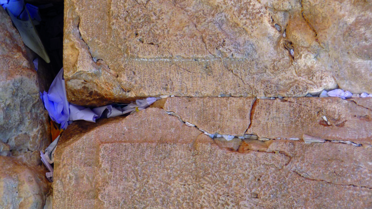 Gebetszettel in der Westmauer des früheren jüdischen Tempels in Jerusalem