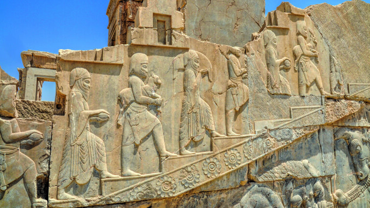 Figuren an der Mauer eines Tempels der antiken persischen Ruinenstadt Persepolis, heutiger Iran