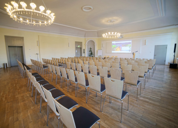 Blick in den gro0en Rosensaal der Universität Jena
