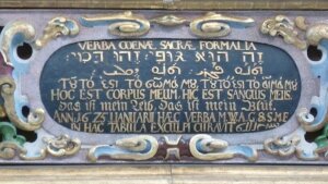 Inschrift auf der Predella der Erfurter Kaufmannskirche (Das ist mein Leib, das ist mein Blut.“ (Mt. 26, 26 – 28))