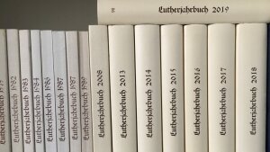 Mehrere Jahrgänge des Lutherjahrbuchs