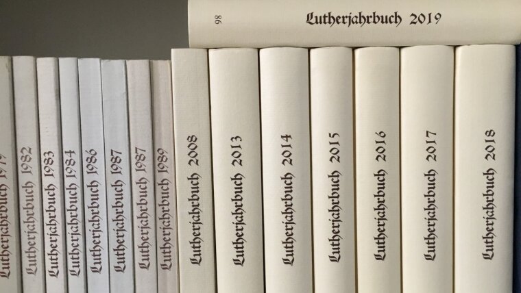 Mehrere Jahrgänge des Lutherjahrbuchs