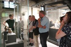 Die Mitgleider des Fördervereins besuchen die Antikensammlung der FSU Jena