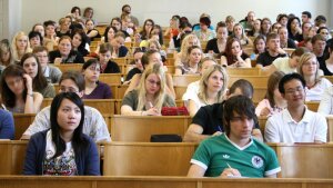 Studierende während einer Vorlesung im Hörsaal 24 der Universität Jena am 26.04.2007