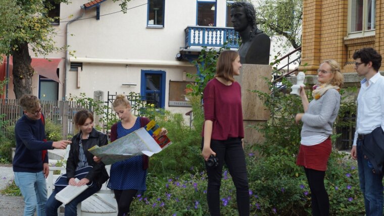 Studierende im Garten